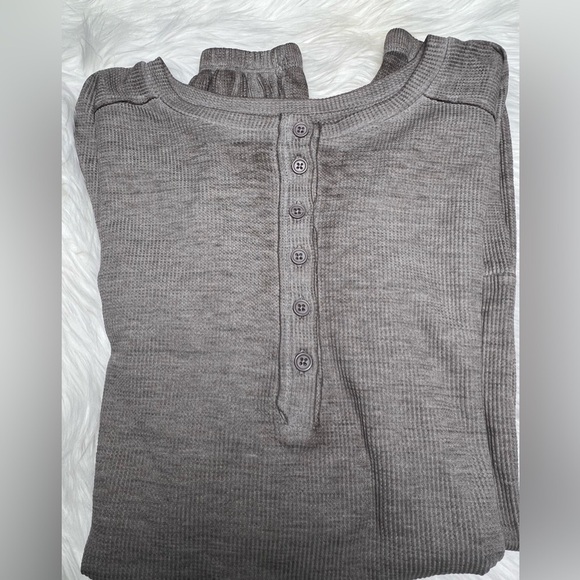 𝅺FLIRTUDE Active long sleeve crop stop with front buttons. NWT - Picture 1 of 5